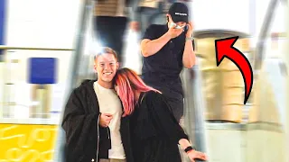 СУМАСШЕДШИЙ СМЕХ НА ЭСКАЛАТОРЕ / CRAZY LAUGH on the escalator