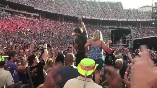Keith Urban shocks a fan " giving her his guitar, and signing it"