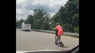 Sur l’autoroute en trottinette