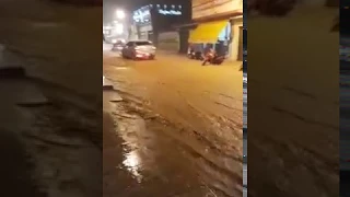 Chuva alaga o centro de Lago da Pedra