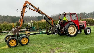 Köp Traktor MC Cormick International med skogskärra, hydrauliska stödben + 3 redskap på Klaravik