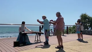 Traditional Chinese GuZheng music/澳洲海边公园古筝演奏：沧海一声笑