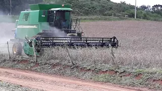 Estamos  colhendo soja máquina John deere  colheitadeiras  1550