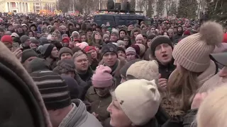 Жители Кемерово вышли на митинг после пожара в торговом центре