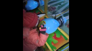 Архив. Доця играет в игровых автоматах 1 января 2015. Папа (Сергей Путятов) снимает на видео.