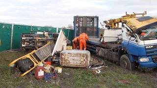 GPTV: Freesmachine valt van vrachtwagen