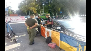 В Одессе бездомный срезал флаг Украины, установленный в честь погибших 2 мая (фото).