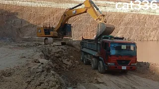 Excavation video in the pit of cat336