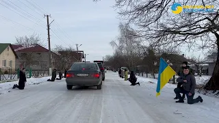 У Золочівському районі навколішки зустрічали тіло воїна Мар’яна Варварука