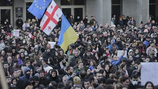 ПРОТЕСТЫ И УЛЬТИМАТУМЫ: ЖЕСТКИЕ МЕРЫ ПОЛИЦИИ, ВОДОМЕТЫ И СЛЕЗОТОЧИВЫЙ ГАЗ. Грузия, Тбилиси 2023