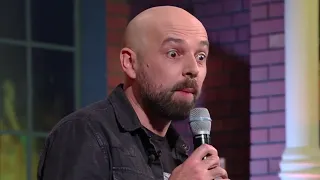 Tomáš Hudák, skvelý stand-up komik v Neskoro Večer