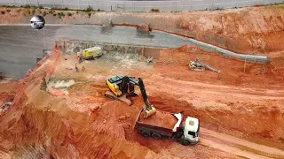 ARENA MRV NO CORTE ESCAVADEIRA HIDRÁULICA ENCHENDO A MÃO ATE NO TALO,