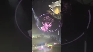 Shawn Mendes getting emotional thanking his mom