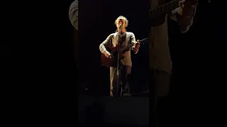 Damien Rice finds out about Sinead O'Connor's death during a concert in Valencia and sings NC2U