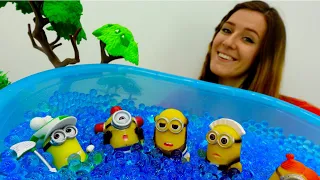 Los minions se divierten en la Guardería Infantil. Vídeos de juguetes para niños en español.