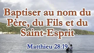 Baptiser au nom du Père, du Fils et du Saint-Esprit (Matthieu 28:19)