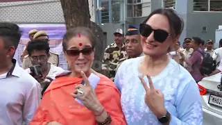 Amitabh Bachchan, Jaya Bachchan ,Aishwarya Rai & Others Arrives To Cast Their Vote In Jamnabai Narse