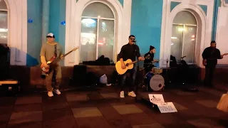Уличные музыканты из группы "Висконти" выступают на набережной канала Грибоедова в Санкт-Петербурге