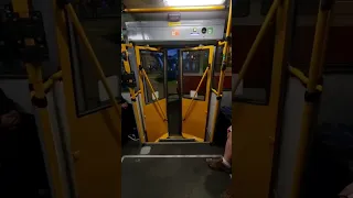 Zavírání dveří u trolejbusu Škoda 14tr #3261 DPO