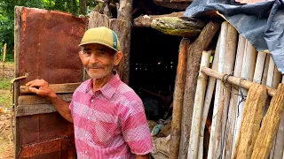 ELE VIVE SOZINHO NO MEIO DO MATO SEM ENERGIA E SEM ÁGUA ENCANADA