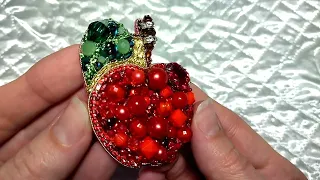 Брошь яблоко своими руками из камней, бус и бисера. DIY apple brooch made of stones, beads and beads