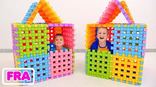 Vlad et Niki jouent avec des blocs de jouets