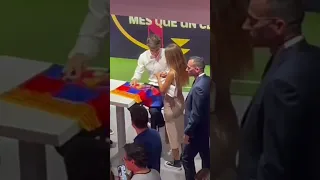 🔥 Así liga GAVI con una CHICA mientras le firma un autógrafo