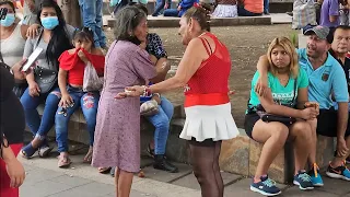 MAMA CATITA QUERIENDO PATEARLE EL TRASERO A #yajaira TERMINA PONIENDOLE QUEJA QUE PERDIO LA BOLSA