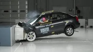 2007 Hyundai Accent moderate overlap IIHS crash test