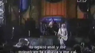 Nirvana - Krist Novoselic se golpea con su bajo en los premios MTV del 92