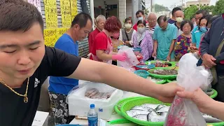 阿源希望表哥反應要好一點，這樣才跟得上他賣得速度 台中市豐原中正公園  海鮮叫賣哥阿源  Taiwan seafood auction