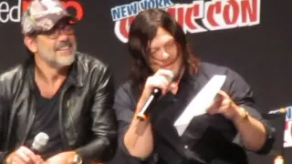 Norman Reedus reads Andrew Lincoln's message, The Walking Dead panel, NYCC 2016