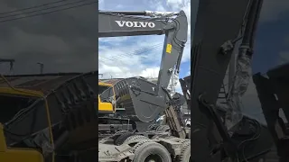 UNLOADING VOLVO EXCAVATOR EC210D #short #volvo #volvoexcavator