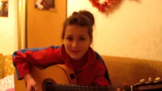 Девушка очень красиво играет на гитаре и поет Еще одна новая песня