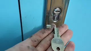 Как достать сломанный ключ с замка и открыть дверь.