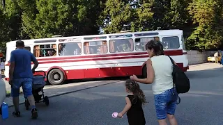 Příjezd starých autobusů a aut v obci Telnice.