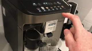 Delonghi Magnifica Evo customising the cappuccino