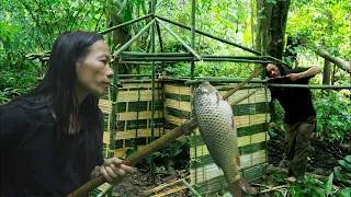60 Days Building Shelter - JUNGLE MAN uses rudimentary knitting skills to create everyday items