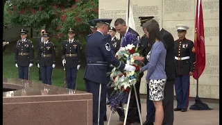 Governor holds wreath-laying ceremony honoring fallen heroes