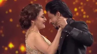 Shahrukh dancing with Madhuri Dixit at Filmfare awards