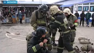 В Саратове пожарные тушили огонь в торговом центре