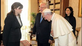 Pope Bows to Orthodox Jewish Woman Who Stands Proud of Her Values.