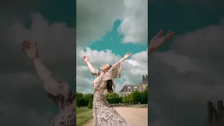 Natalia Oreiro en una sesión de fotos en Fontainebleau con un vestido de Natalia Antolín