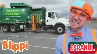 Blippi Recicla con los Camiones de la Basura | Aprende con Blippi | Blippi Español | Moonbug Kids