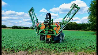 Deutscher Landwirt beim Spritzen mit AMAZONE UF 1201 und CASE 4210