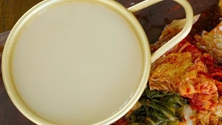 Makgeolli (Korean rice liquor: 막걸리)