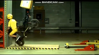 Crash test moto scooter frontal collision 40 kmh, краш-тест скутера 40 км в час лобовое столкновение