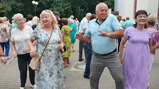 26.08.23г..."ПЕРВЫЕ ЦВЕТЫ"...🌹🌹🌹 в Гомельском парке на танцполе...