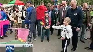 Александр и Коля Лукашенко в парке Горького