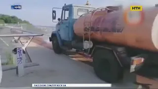Комунальна вантажівка проїхала новим скляним мостом у Києві